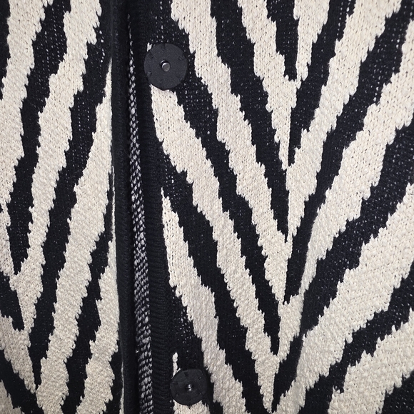 Elegant Black and White Zigzag Cardigan - Picture 6 of 8